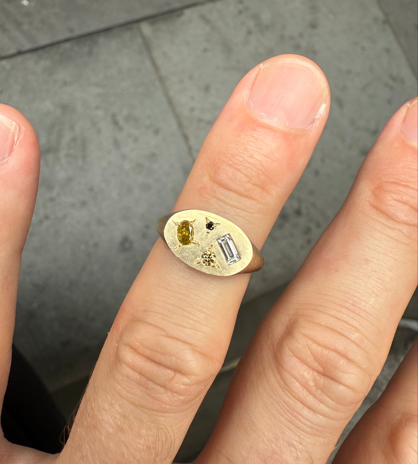 OVAL CHAMPAGNE NEAPOLITAN RING