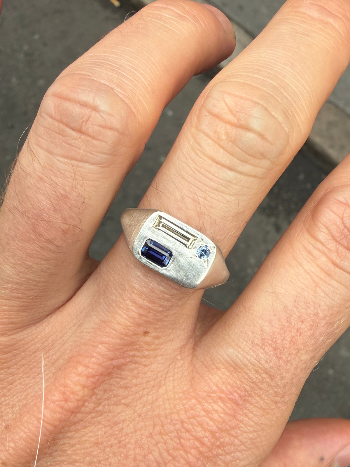 SLIM TABLET RING