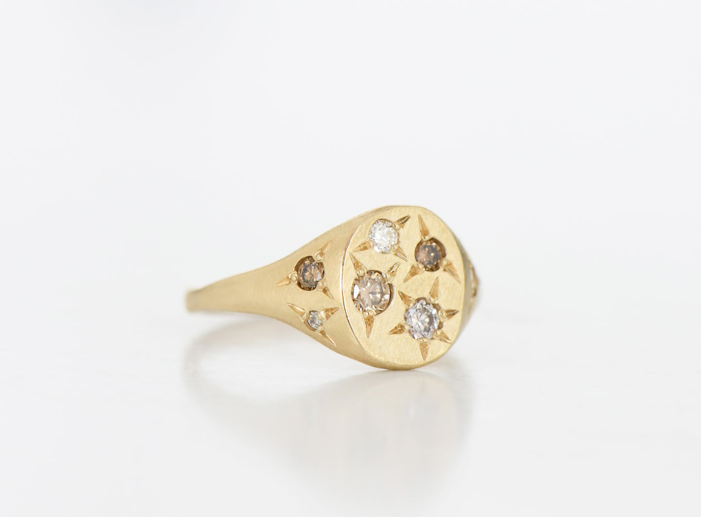 CHAMPAGNE NEAPOLITAN RING ROUND