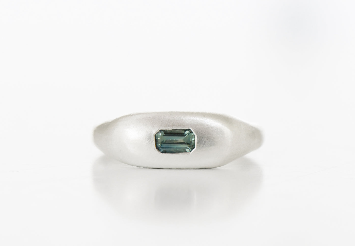 SAPPHIRE PUFF PILL RING