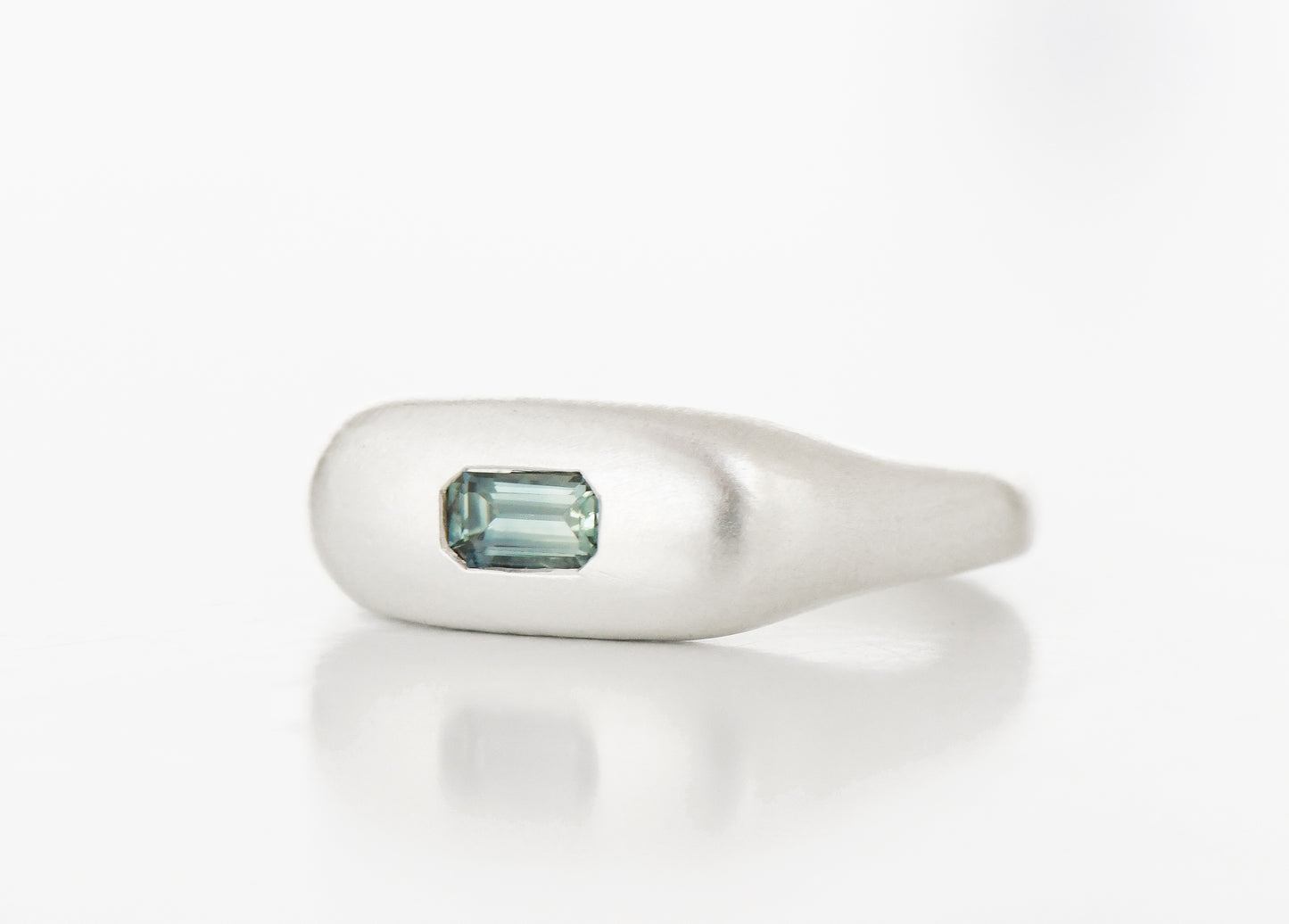 SAPPHIRE PUFF PILL RING