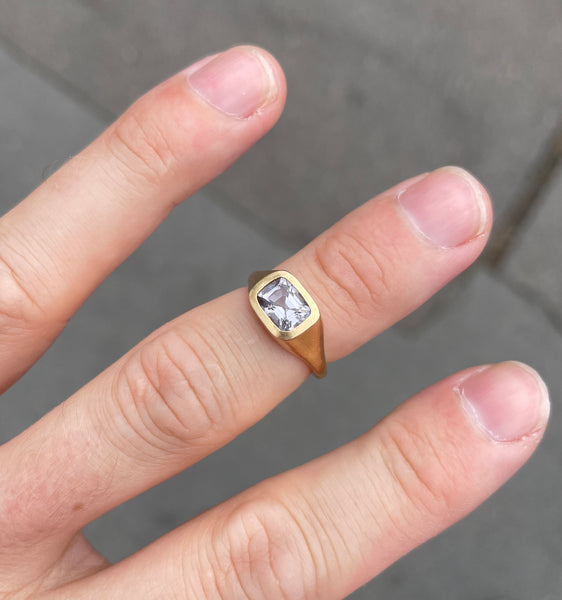 Spinel pillow ring