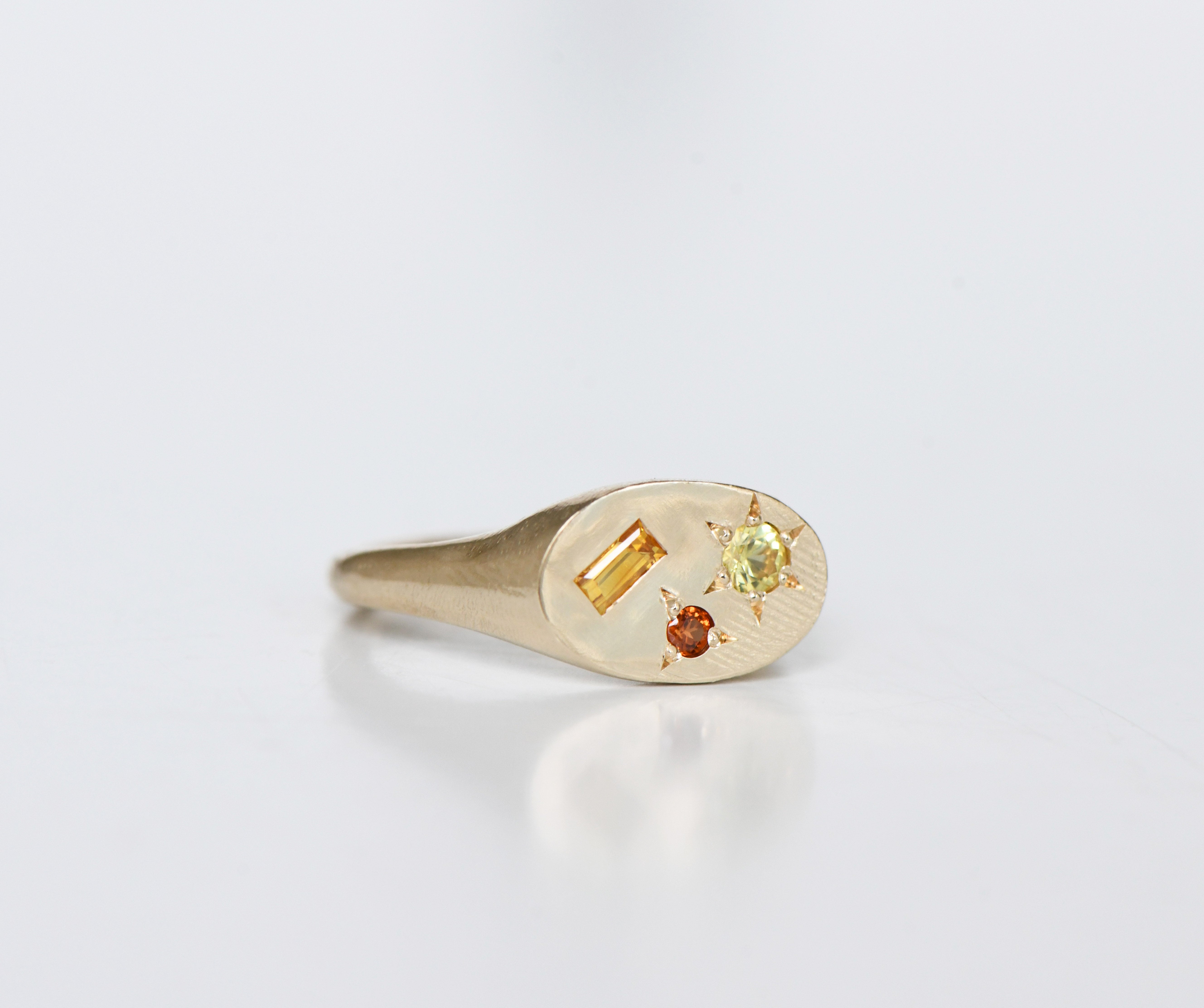 Oval Neapolitan ring gold